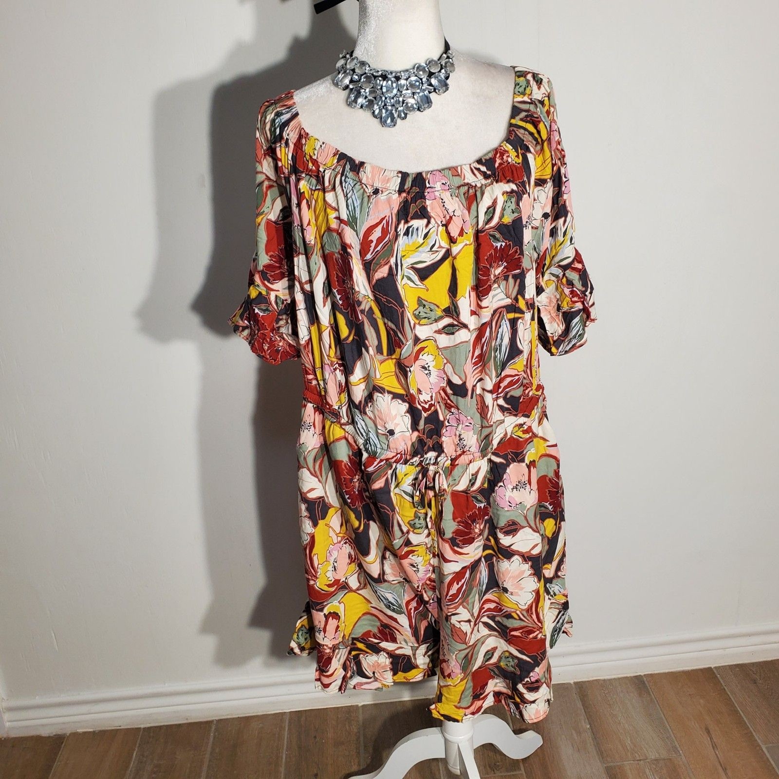 TORRID ROMPRE FLORAL SHORT SLEEVE RAYON/SPANDEX SIZE 2(2X)
