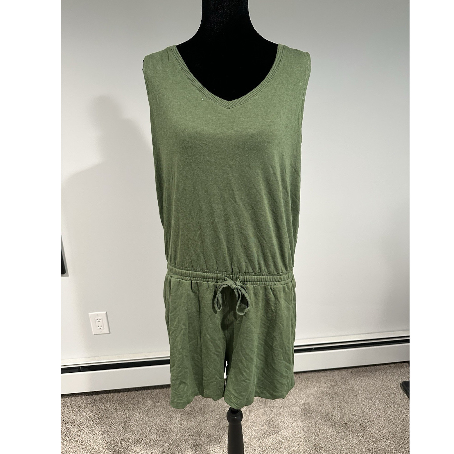 Amazon Essentials Women’s Size L Green Solid V-Neck Sleeveless Drawstring Romper