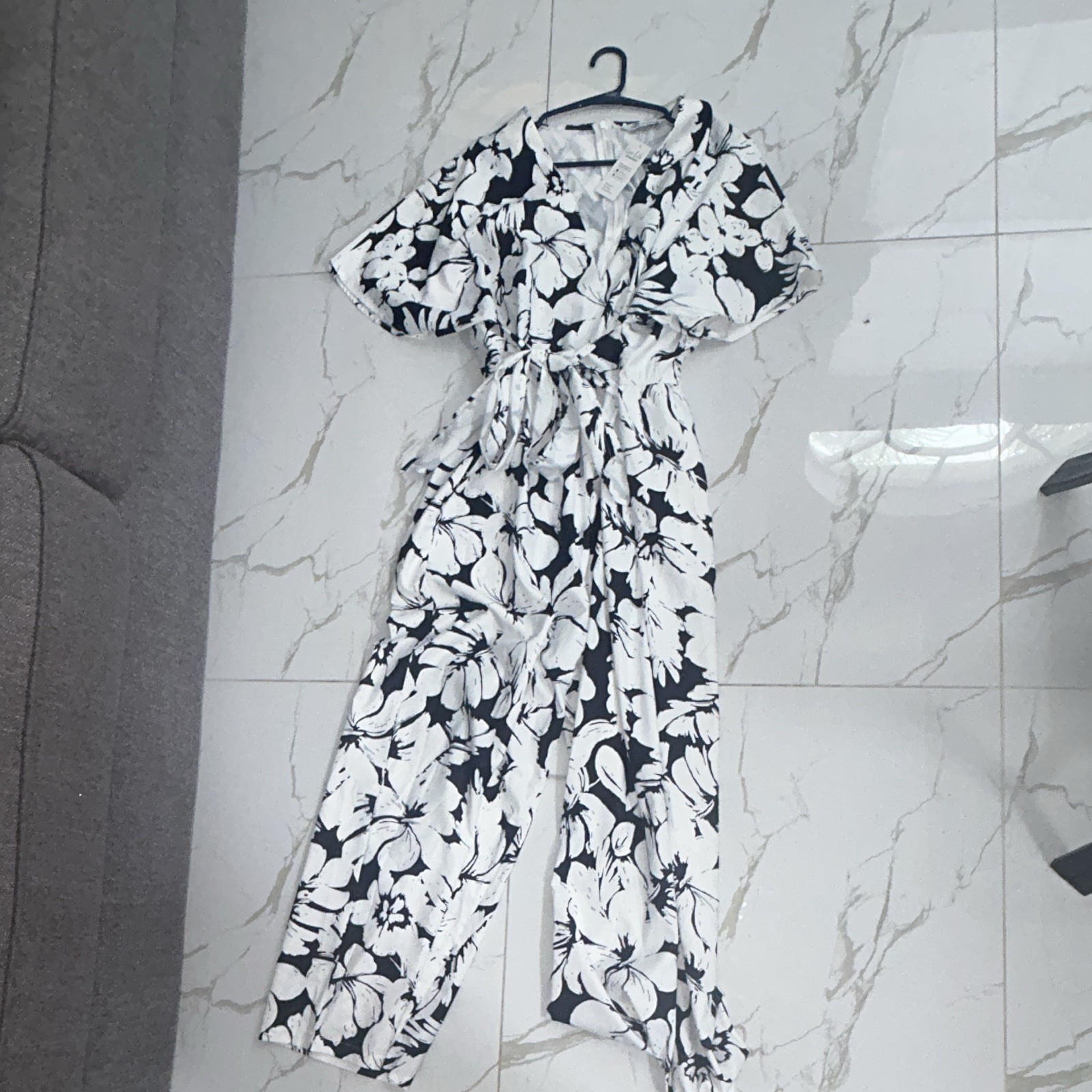 CUPSHE Women’s Black/White Floral V-Neck Short Sleeve Wide-Leg Zip Jumpsuit S
