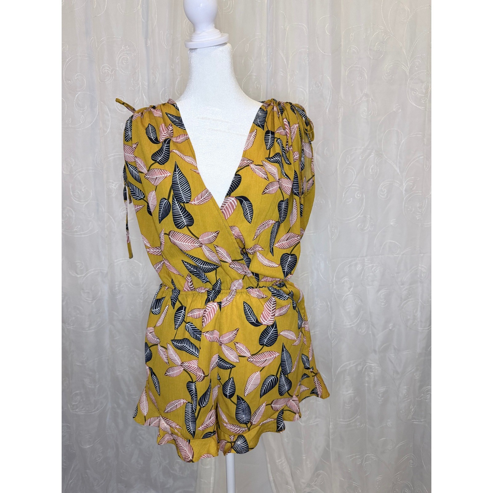 Cozy Casual Mustard Yellow Leaf Print Tie Shoulder Ruffle Romper Small YR888C