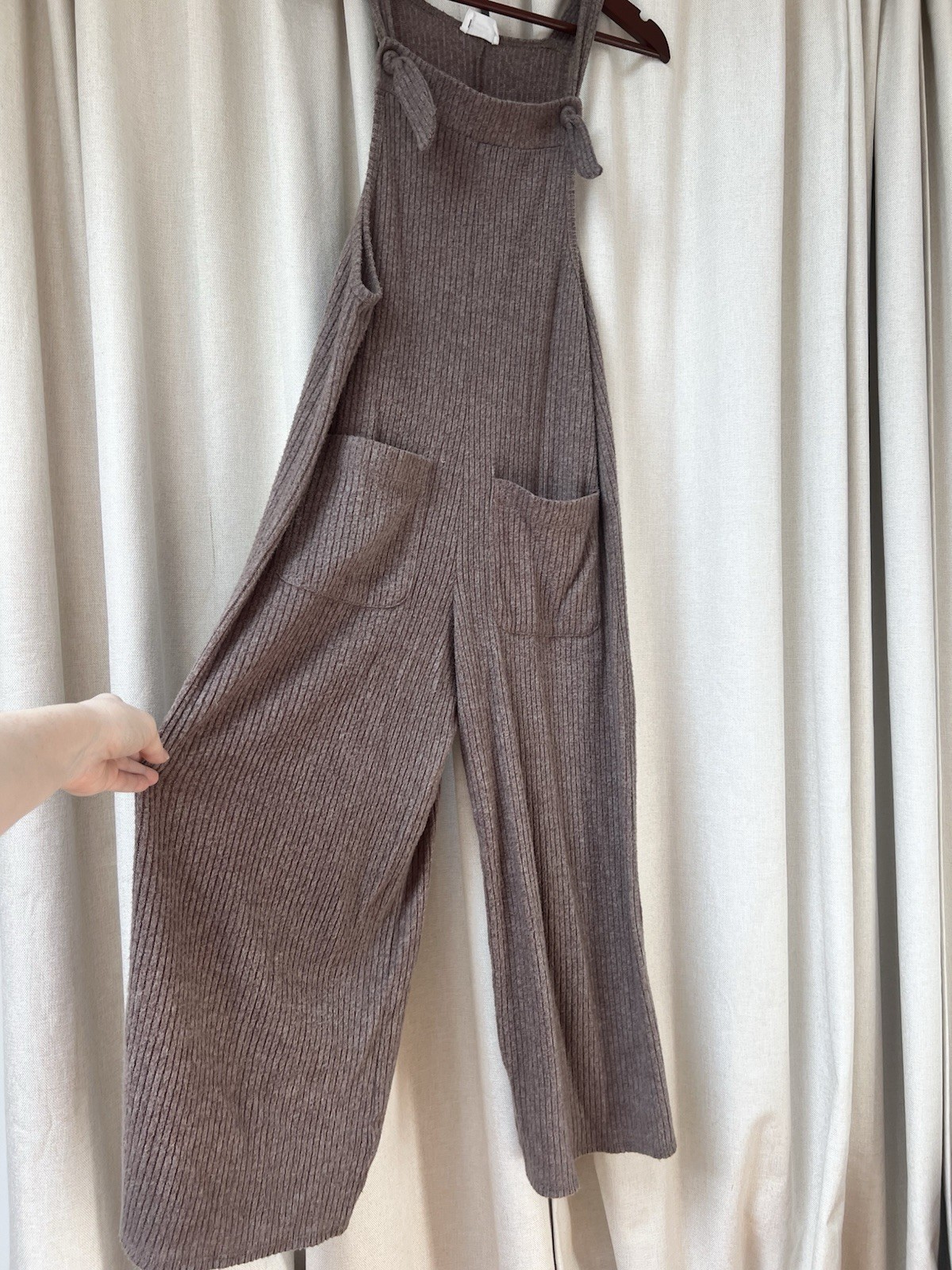 Sienna Sky Small Jumper Big Pockets Ribbed Fuzzy Fabric Capris Overalls