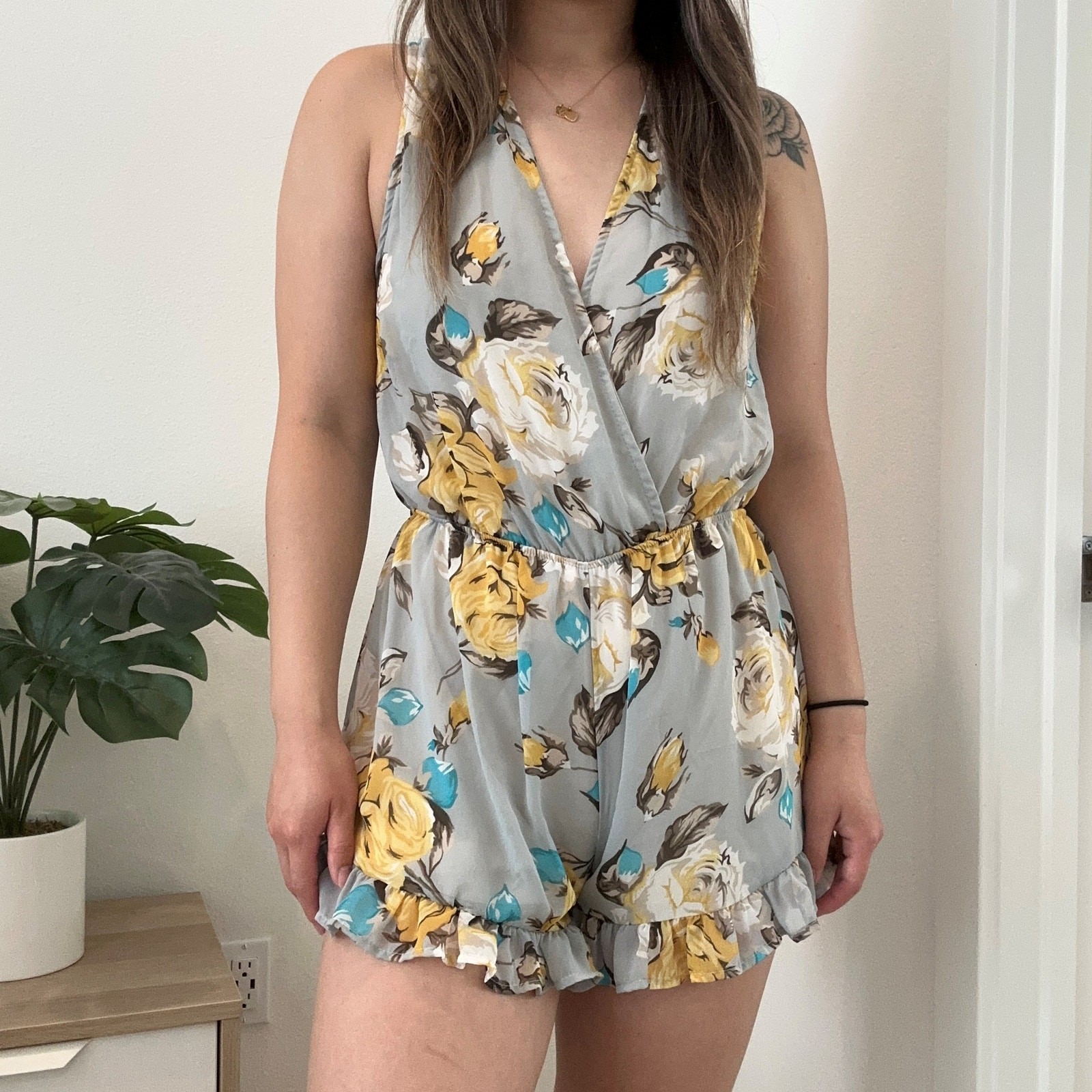 Audrey 3+1 gray floral sleeveless ruffle wrap romper small