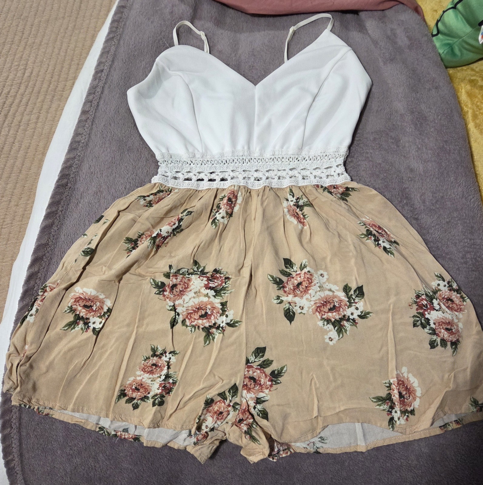 Love Tree Women’s Floral Crochet Strappy Romper V-Neck S White Beige