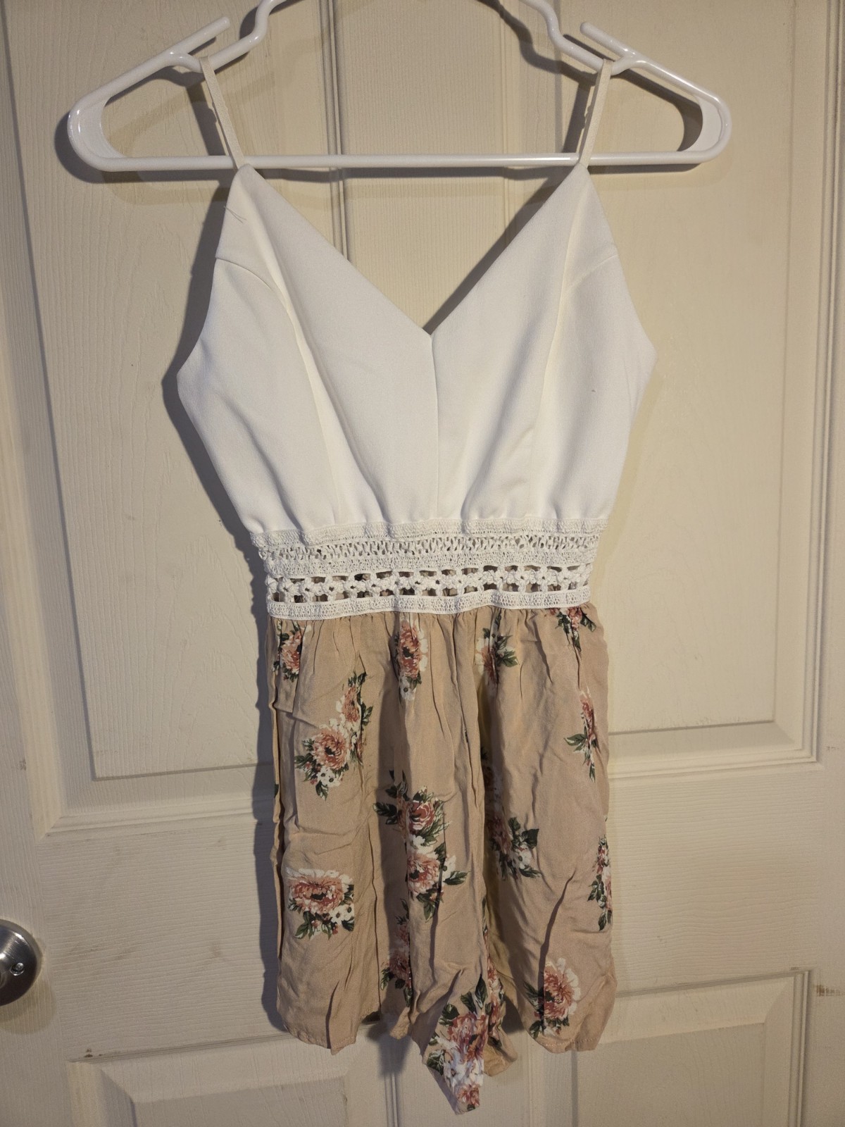 Love Tree Women’s Floral Crochet Strappy Romper V-Neck S White Beige