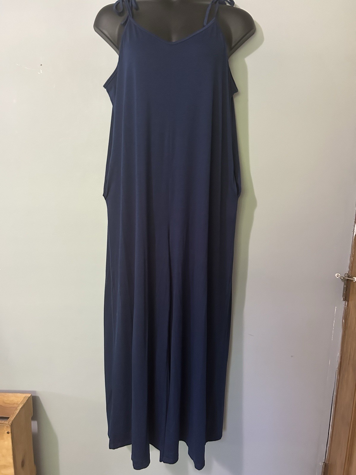 Women’s sleeveless V-neck Jumpsuit features adjustable spaghetti straps. Sz 1xl