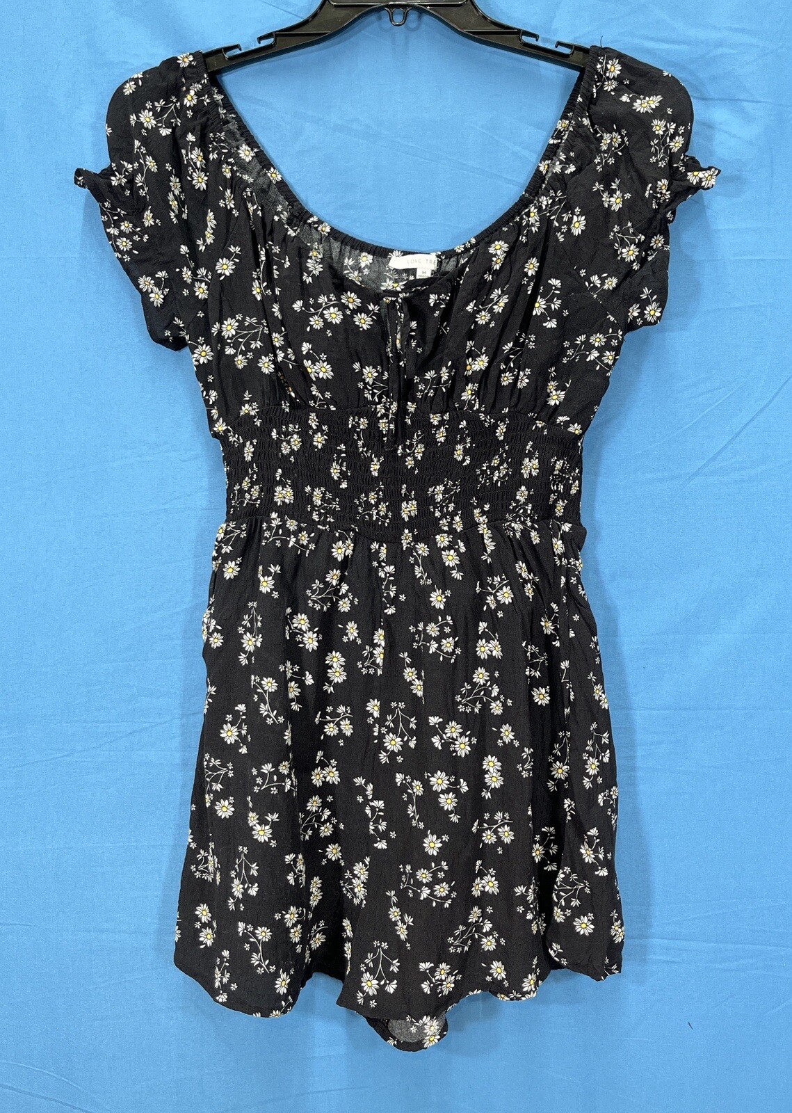 LOVE TREE Black CREPE Floral Daisy Print TIE KEYHOLE Smocked PEASANT ROMPER Sz M