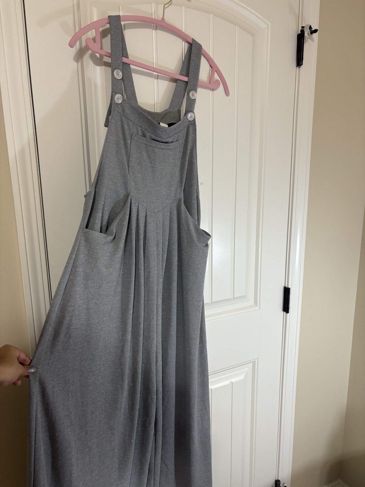 Women’s grey wide-leg casual bib overalls with adjustable straps and front pleat