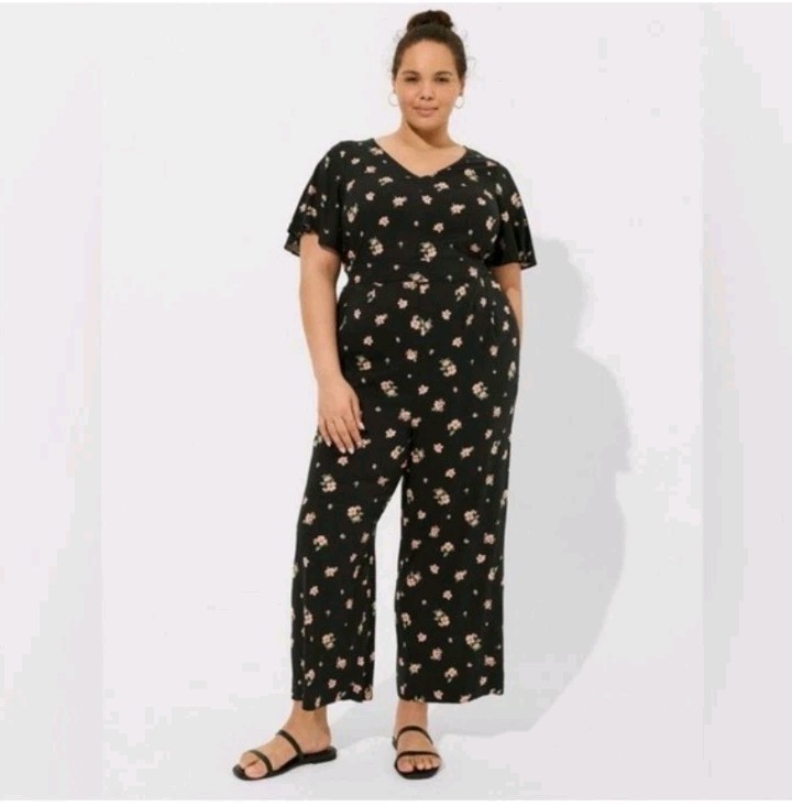 Torrid Stretch Challis Flutter Sleeve Jumpsuit Womens Size 3X Black Floral