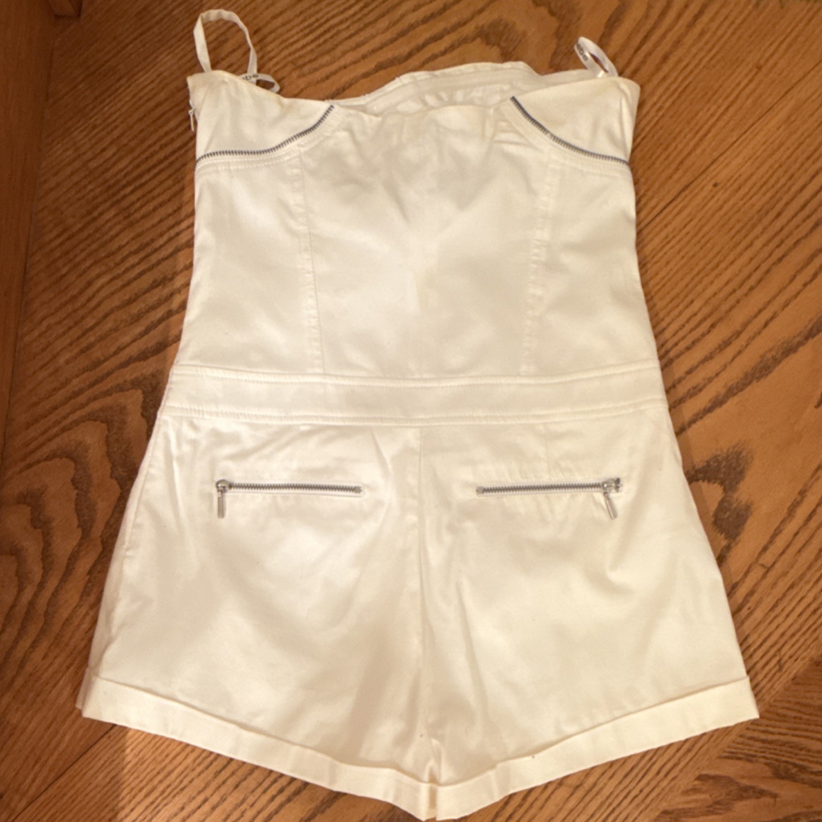 bebe White Romper Size 8 Sleeveless Sweetheart Neckline Zipper Accents