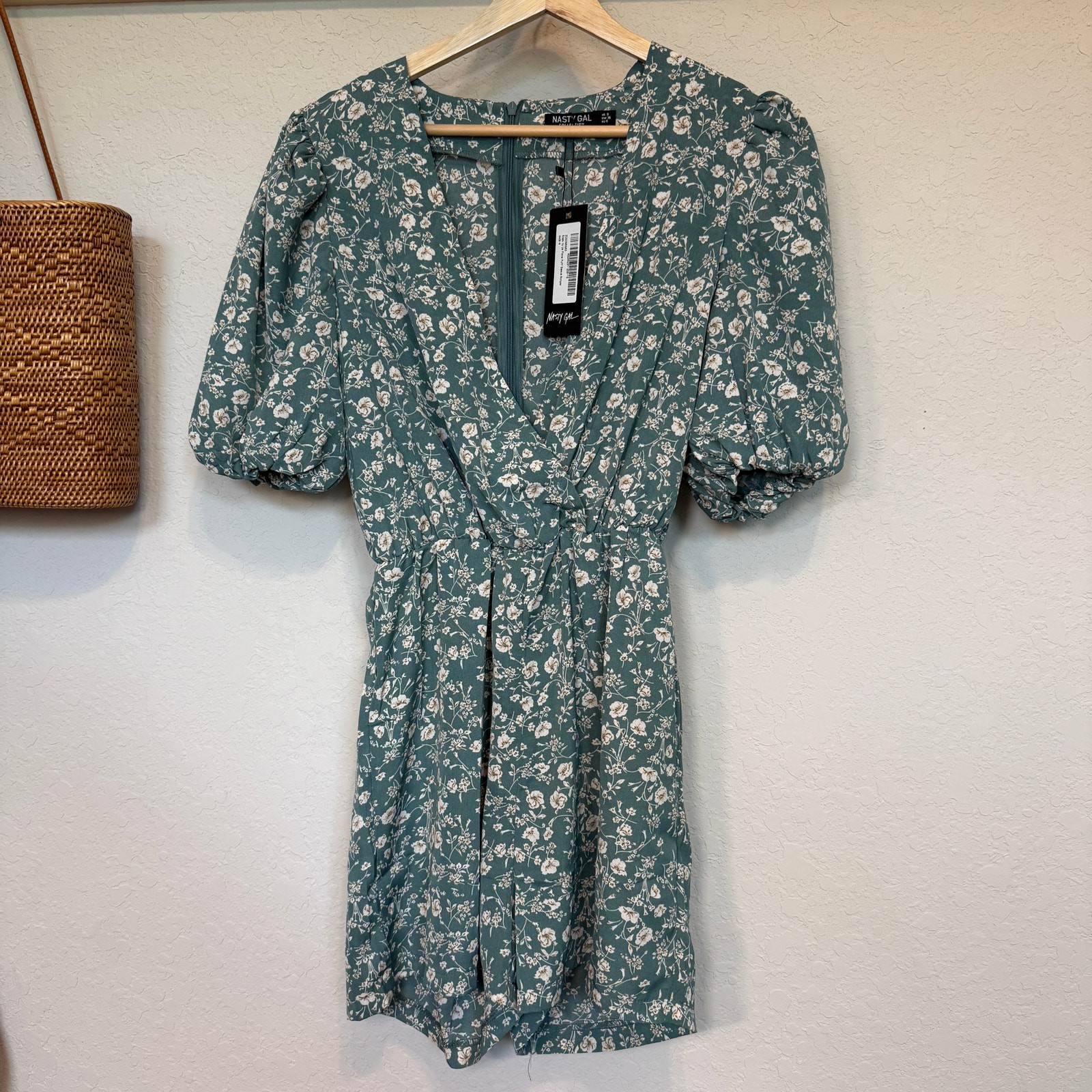 Women’s Nasty Gal Sage Green Floral Puff Sleeve Romper Size 4 NEW