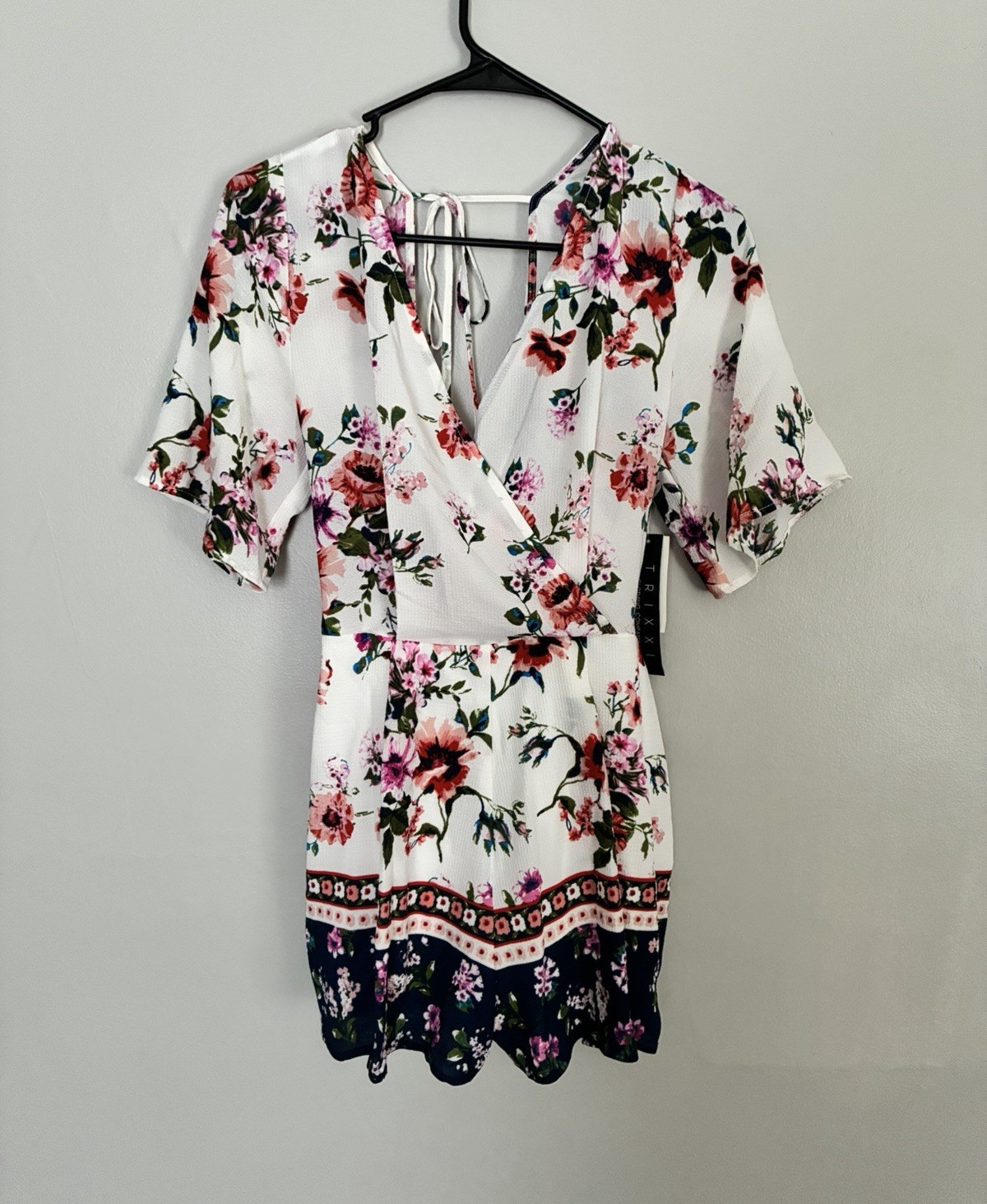 Trixxi Women’s M White Floral V-Neck Short Sleeve Chiffon Romper Tie Belted