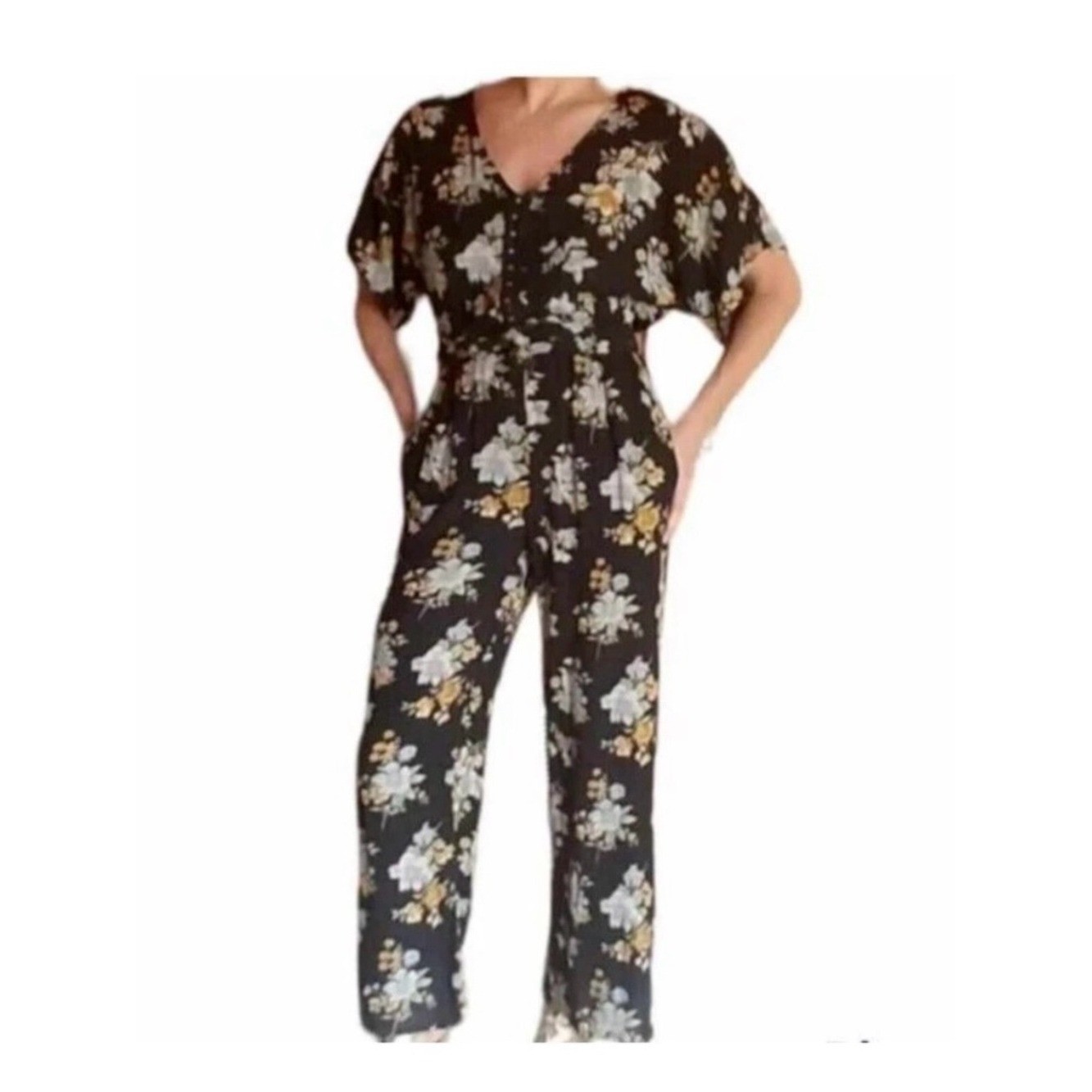 American Eagle Black Floral Short Sleeve V-neck Hook Front Jumpsuit Size large.