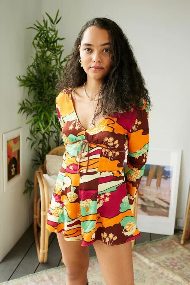 UO Eva 70s Print Romper Floral Printed V Neck Bell Sleeve Slim Fit Large L NWT