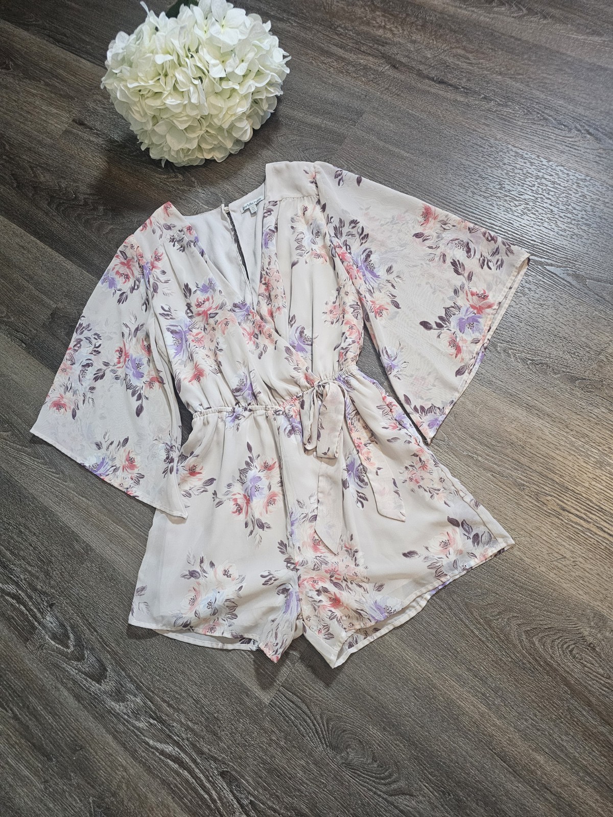 Charlotte Russe Floral Wrap Romper V-Neckline & Kimono Sleeves X Small Women’s