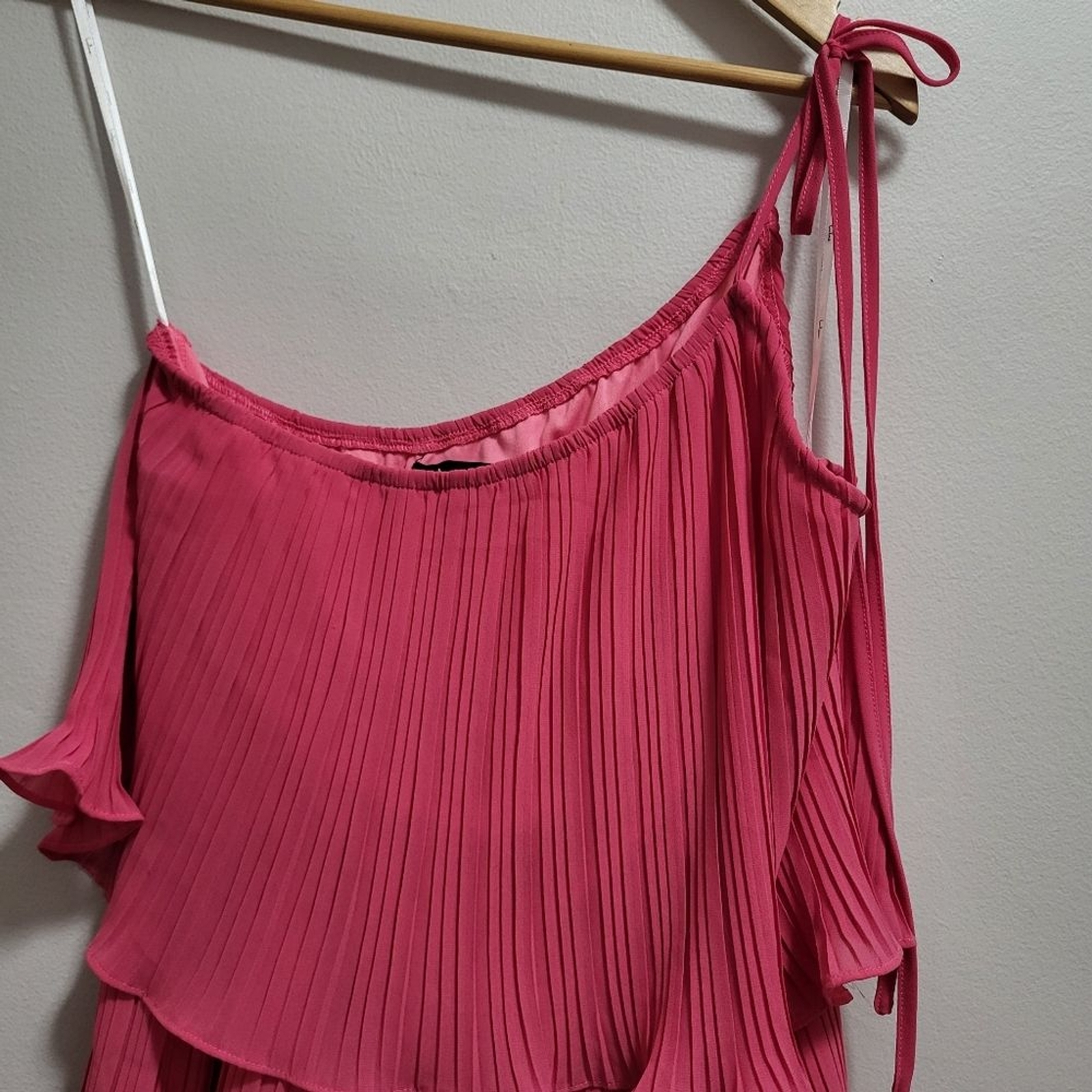 Lulu’s Blowing Kisses Fuchsia Pink Pleated One-Shoulder Tie-Strap Romper Large