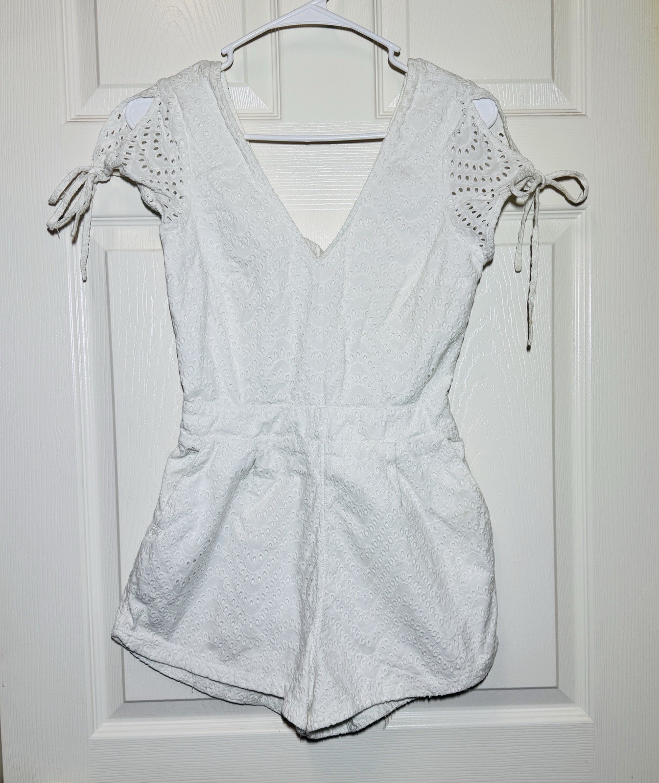 Express Women’s White Eyelet Open Back Romper V Neck Open Slit Keyhole Cutout 6