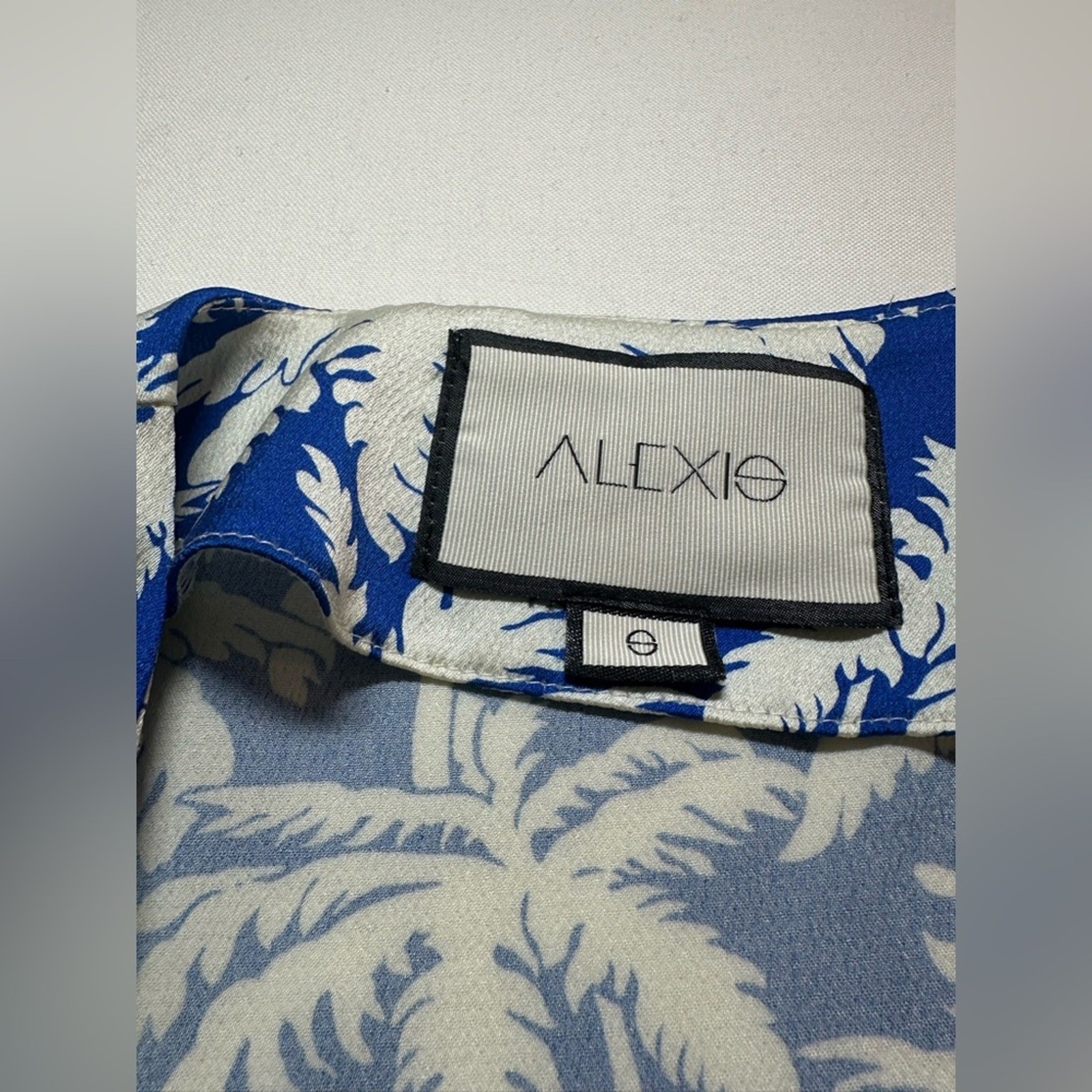 ALEXIS Avari Blue Palm Jumpsuit Size Small GUC Tropical Satin Blue and White