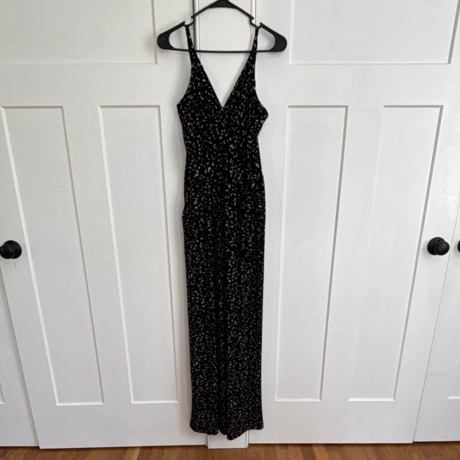 Kaileigh Black White Sleeveless V-Neck Jumpsuit Women’s Size M w/ pockets