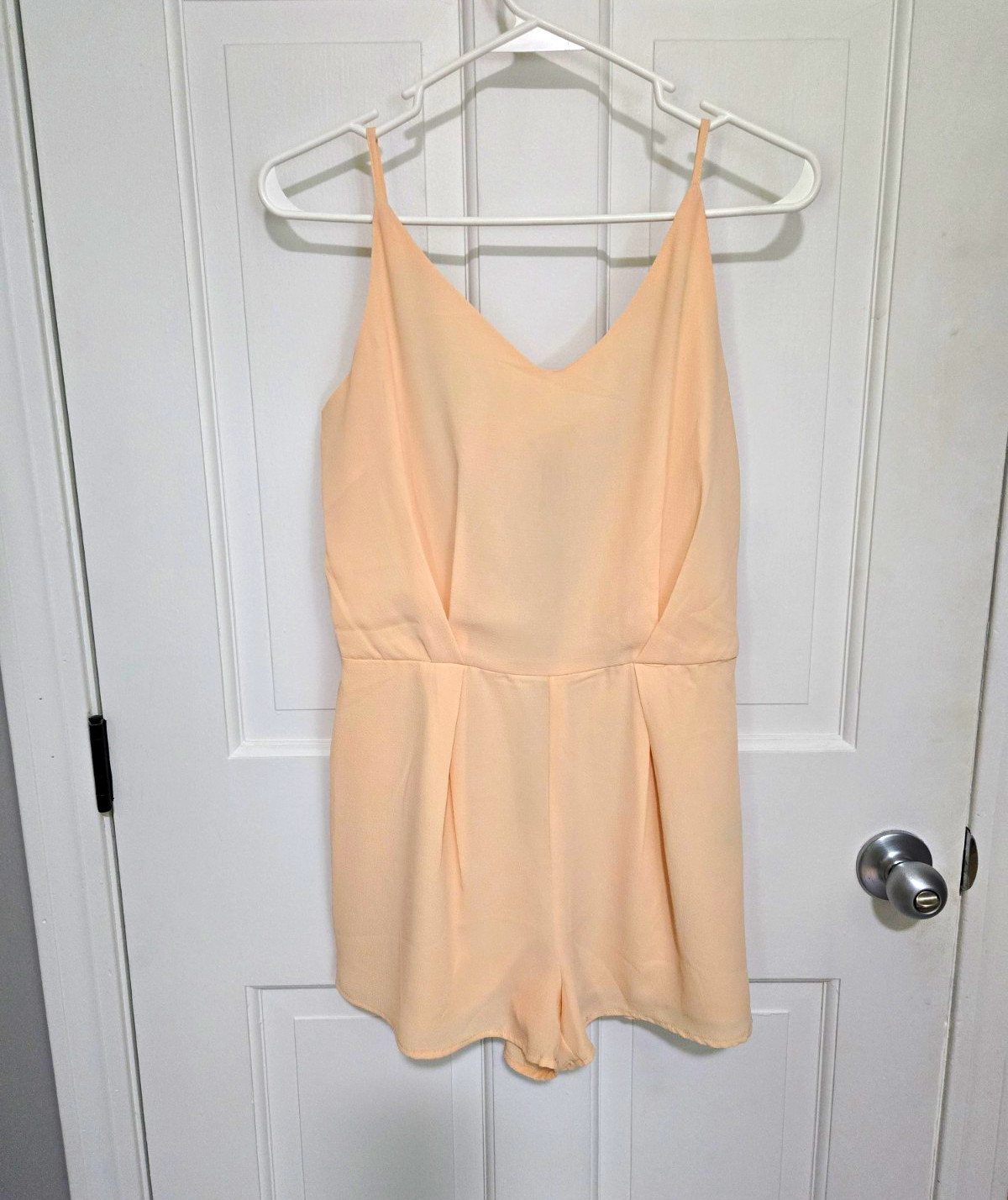 NWOT Charlotte Russe Women’s S Beige Pink Solid Romper V-Neck Lace Back Zip