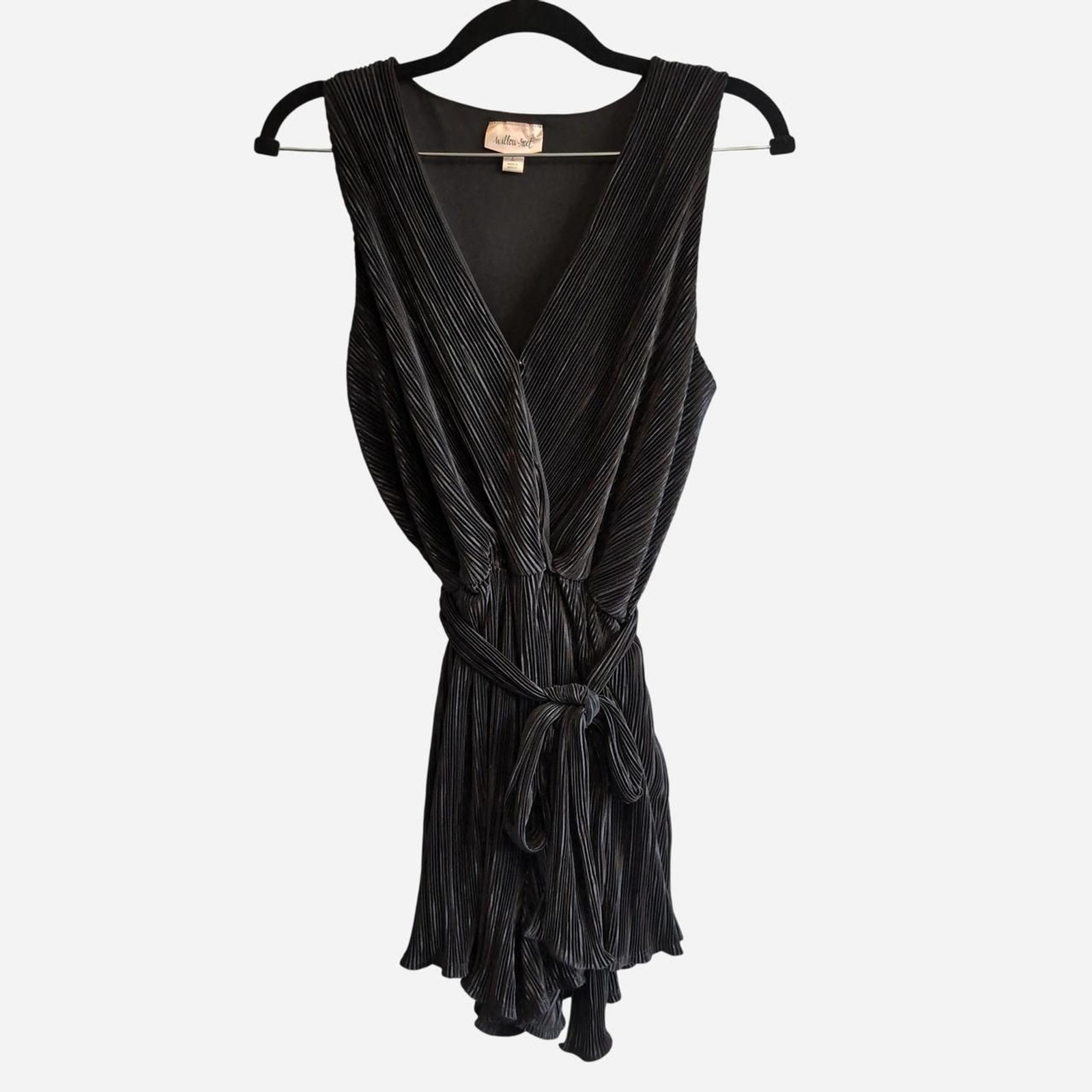 Willow & Root Buckle Women’s Size Large Black Pleated Waist Tie Detail Romper
