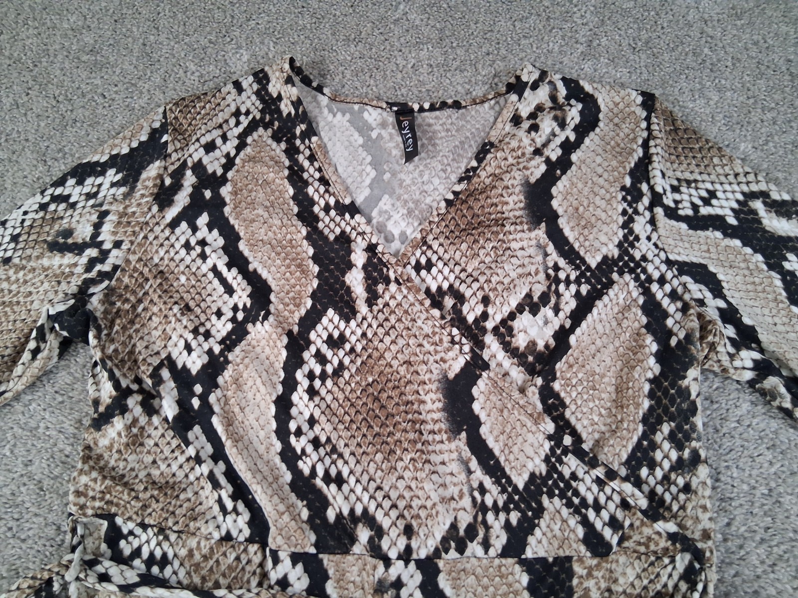 Jeyrey Womens Large Jumpsuit Beige Snakeskin Print Belted V-Neck