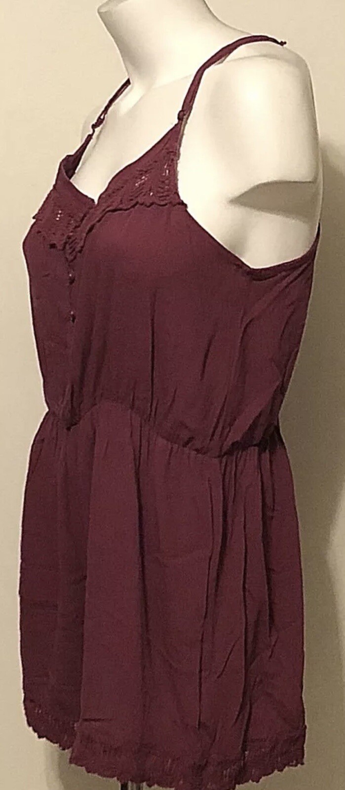 NWT JUNIOR’S REWIND CRANBERRY CROCHET SPAGHETTI STRAP ROMPER SIZE XS MSRP $48.00