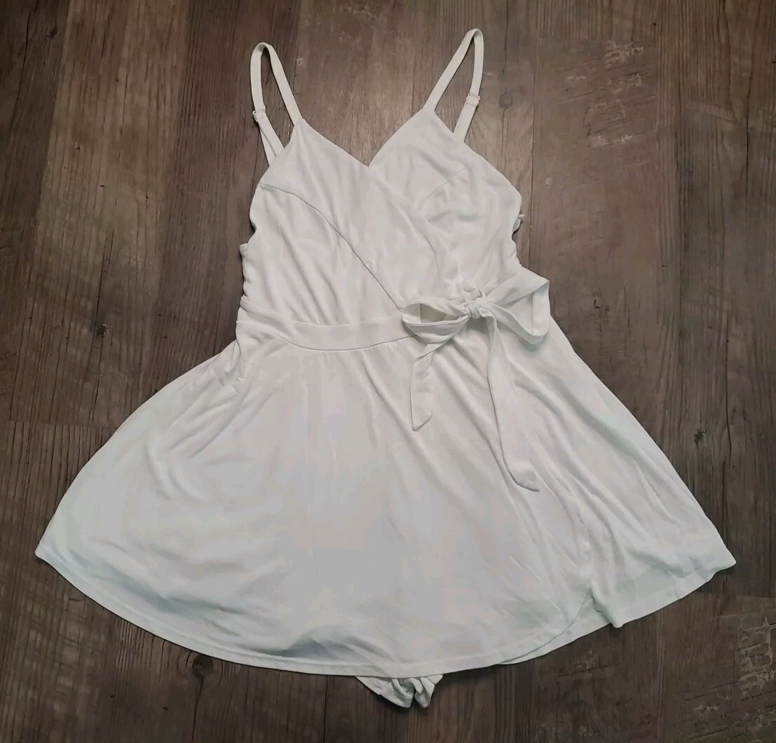Kimchi Blue V-neck Veruca Skirted Wrap Romper Side Zipper Color White Size Large