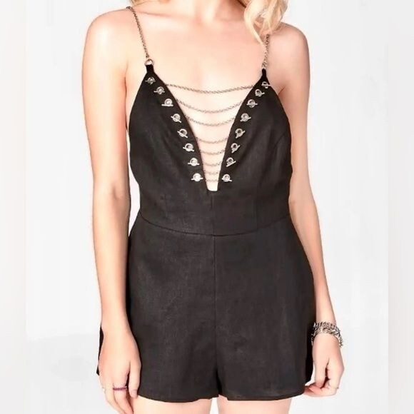 MILLAU BLACK SLEEVELESS SEXY SHORTS ROMPER WITH SILVER CHAIN DETAIL WOMENS SZ XS