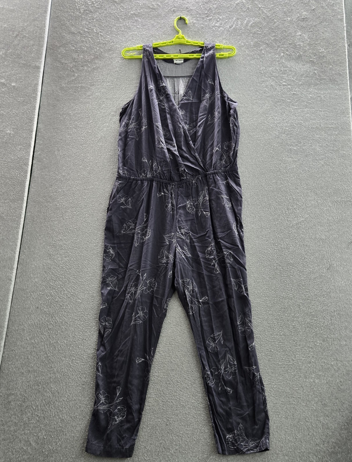 Old Navy Women Jumpsuit XL Gray Floral Faux Wrap Sleeveless Straight 25″ Inseam