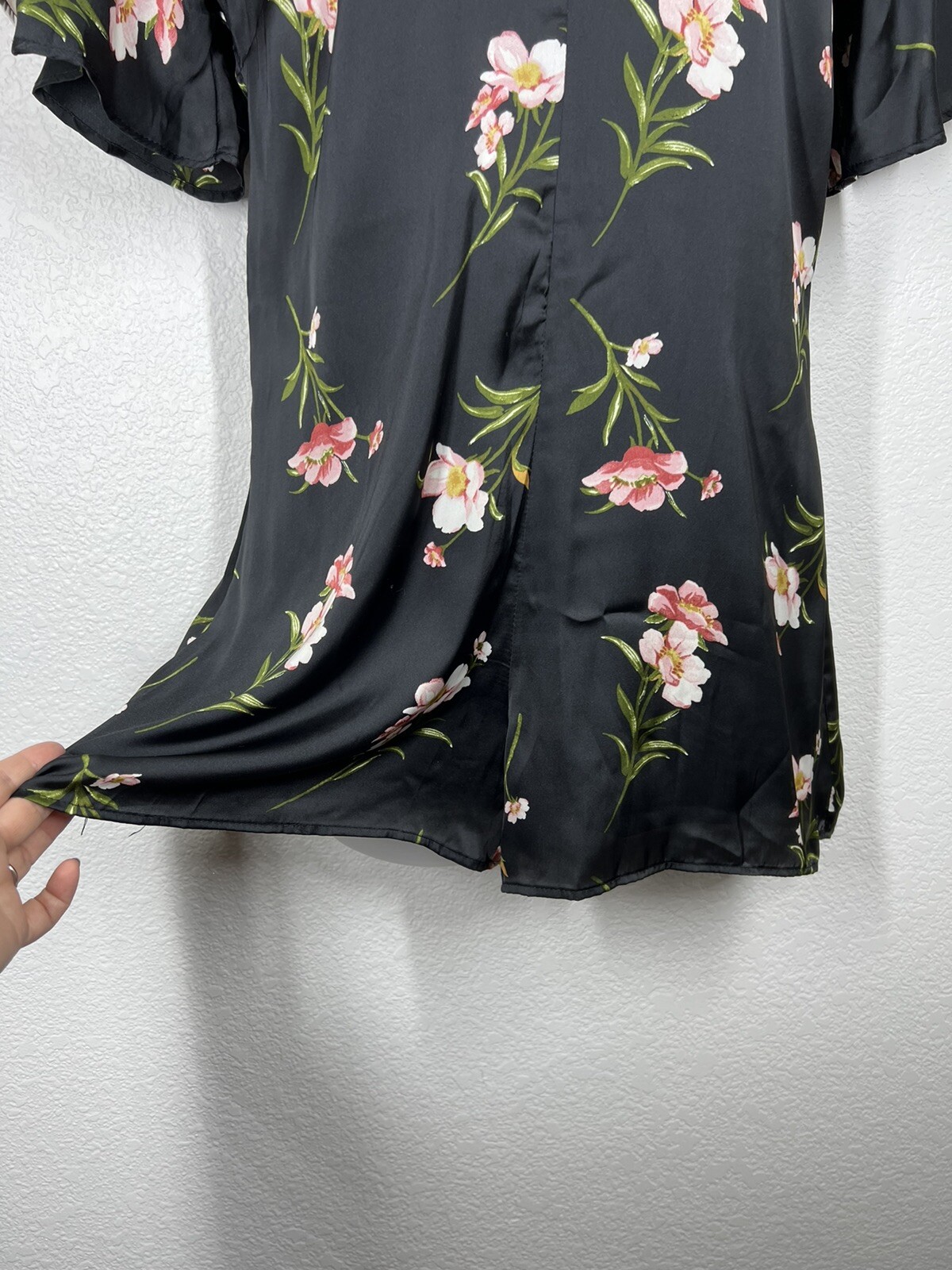 4si3nna Floral Romper Medium M Black Silky Satin Short Flowy Sleeve 4sienna