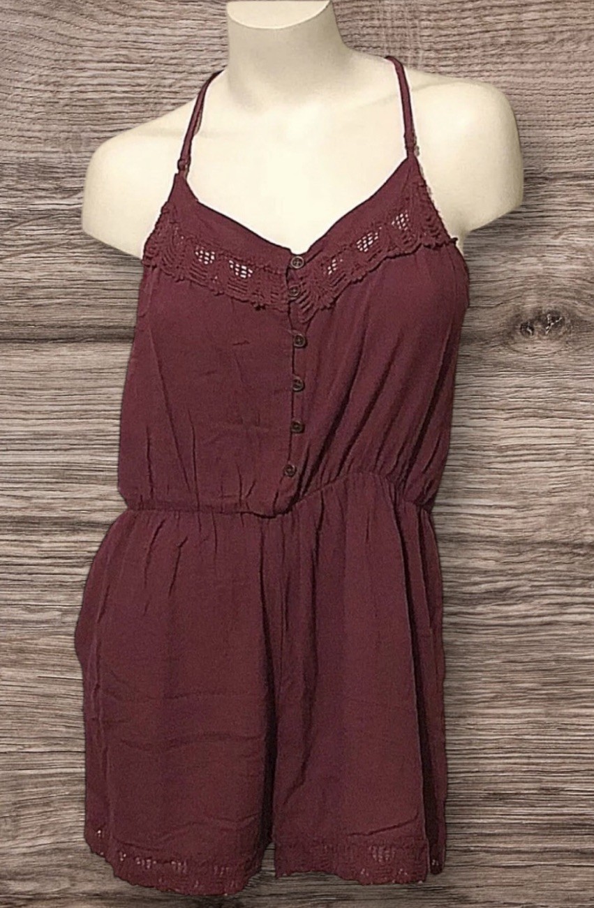 NWT JUNIOR’S REWIND CRANBERRY CROCHET SPAGHETTI STRAP ROMPER SIZE XS MSRP $48.00