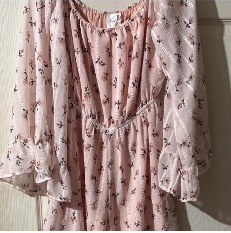 Line & Dot Women’s XS Pink Floral Lace Butterfly Sleeve Romper Lined Boho