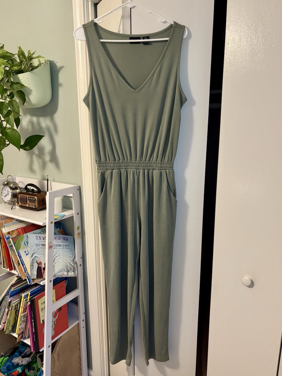 Rachel Zoe Green V-Neck Sleeveless Jumpsuit M Elastic Waist Pockets
