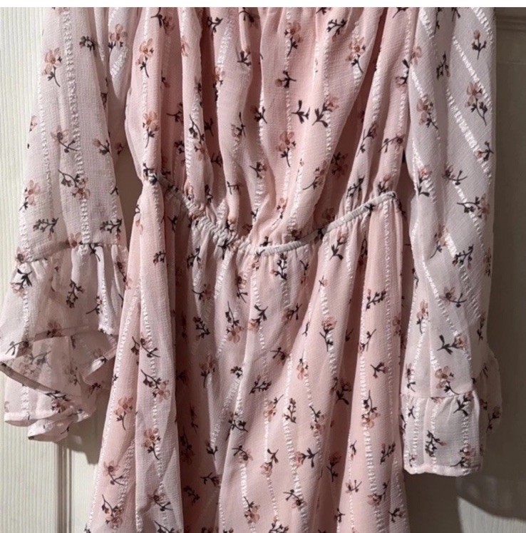 Line & Dot Women’s XS Pink Floral Lace Butterfly Sleeve Romper Lined Boho