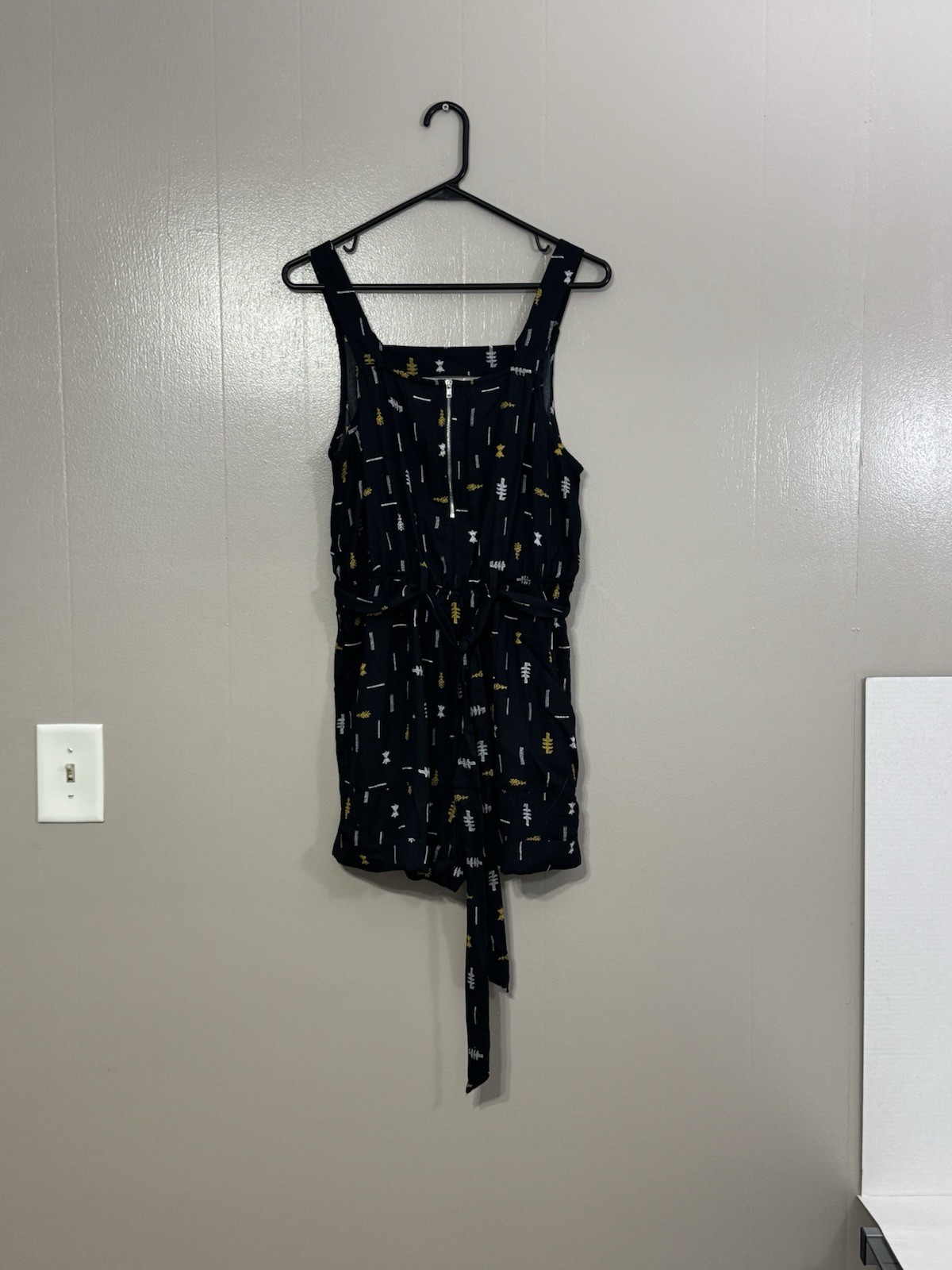 Cozy Casuals Arrows In Navy Romper New With Tags Size M Zip Front C117