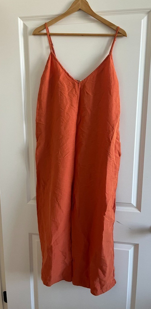 ALI GOLDEN Wide Leg V-Neck Jumpsuit w. Pockets, Adjustable Straps Orange Size S